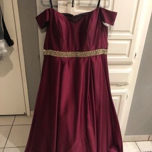 Betsy & Adams maroon formal dress